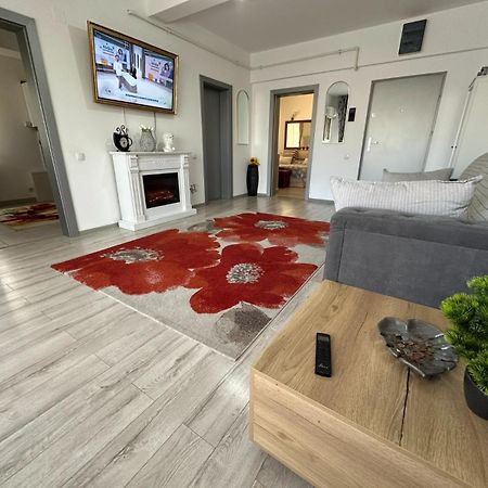Downtown "Rendez-Vous" Luxury Apartamento Bacău Exterior foto