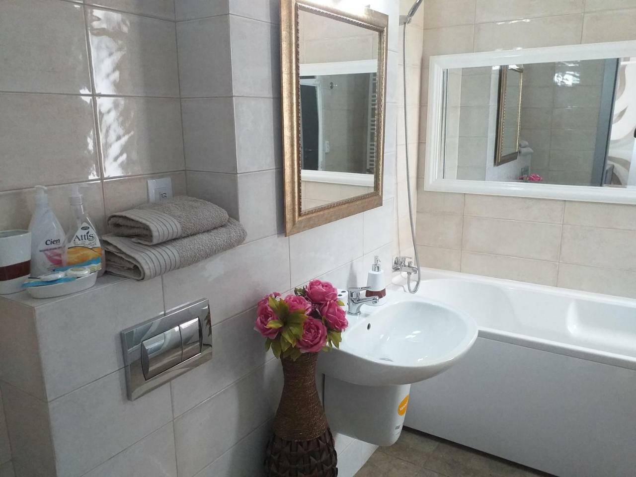 Downtown "Rendez-Vous" Luxury Apartamento Bacău Exterior foto