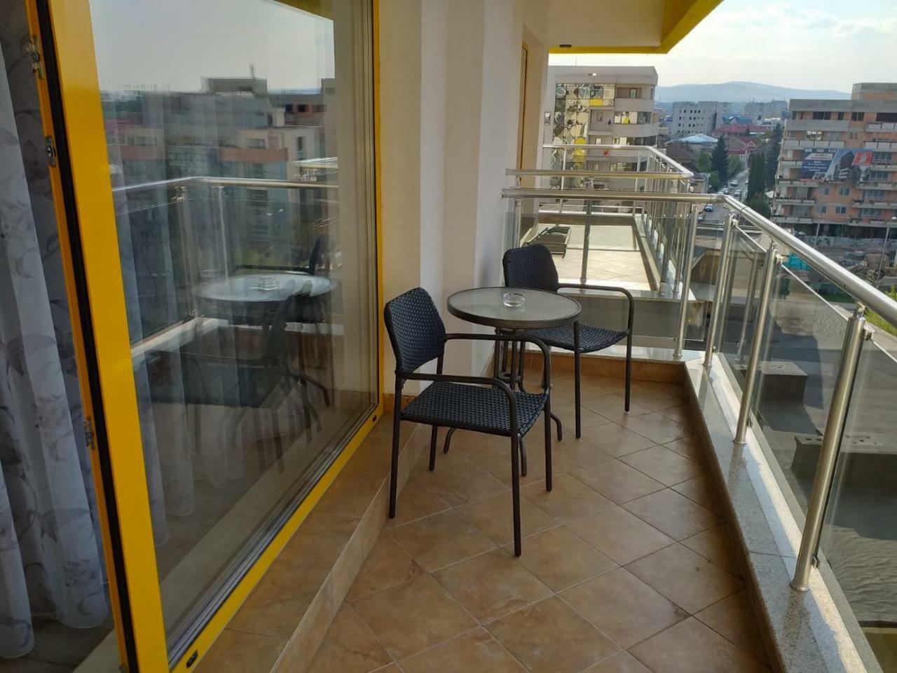 Downtown "Rendez-Vous" Luxury Apartamento Bacău Exterior foto