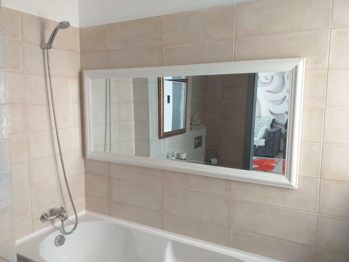 Downtown "Rendez-Vous" Luxury Apartamento Bacău Exterior foto